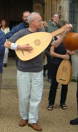 The bass lute in action!